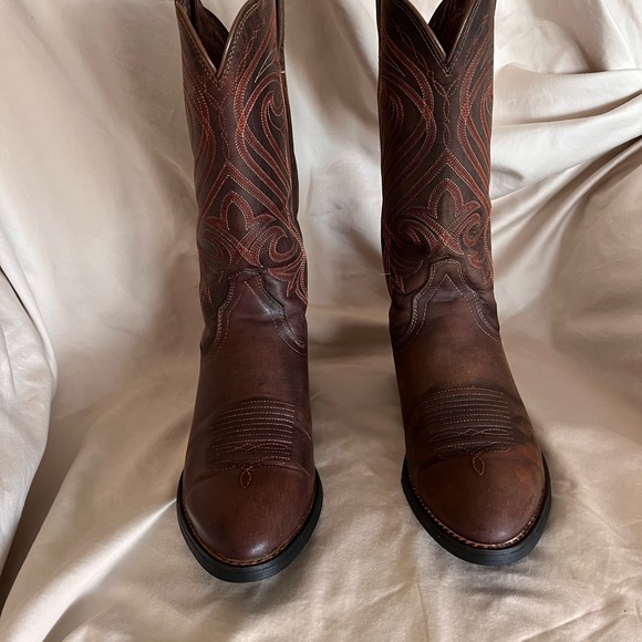 Ariat Shoes - Size 8 Beautiful Embroidered Ariat Boots